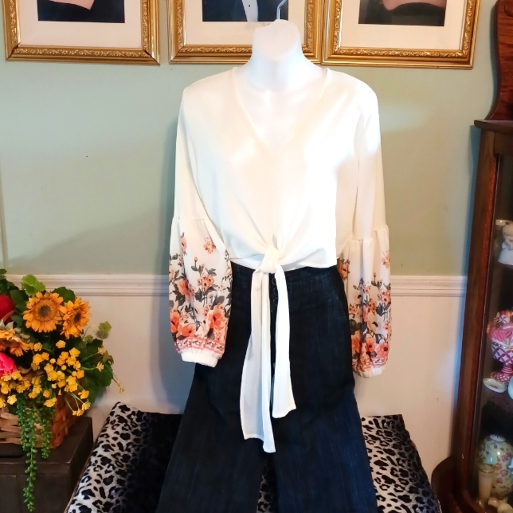 NEW LISTING 🌼🏵🌻BEAUTIFUL CROPPED STYLE TOP